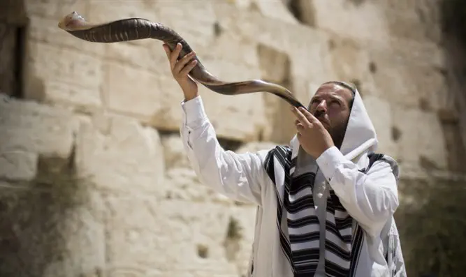 Blowing the shofar at the Western Wall