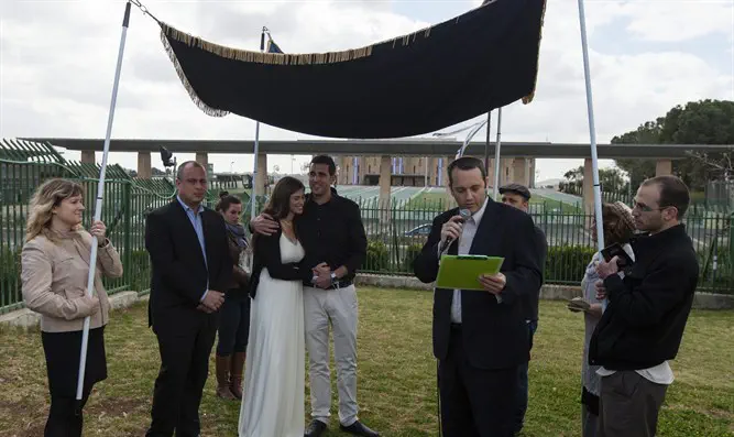Gilad Kariv orchestrates Reform 'wedding ceremony'
