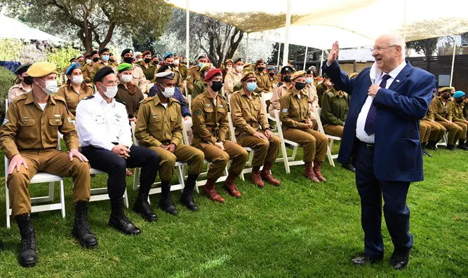 ריבלין הפתיע את החיילים המצטיינים: "הטובים שבטובים" - ערוץ 7