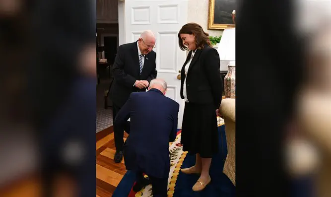 Biden kneels in the White House