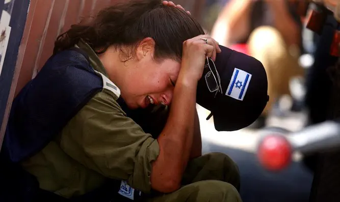 Israeli army officer women cries as they are evacuating Neve Dekalim
