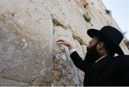 Rabbi of Kotel Condemns 'Midget' PA Chairman - Israel National News