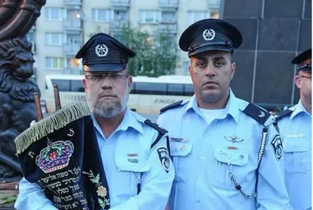 police israeli officers israel warsaw hashoah yom europe mark