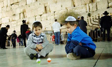 Is gambling in the spirit of Hanukkah? - Israel National News