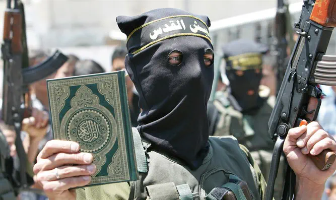 Islamic Jihad terrorist holds Koran at Gaza rally