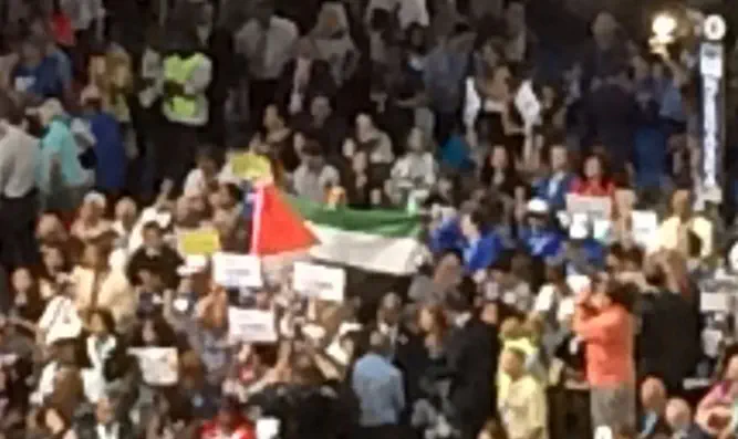 הדגל הפלסטיני מונף בועידה הדמוקרטית