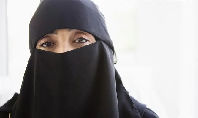 Arab Muslim woman burka hijab face veil