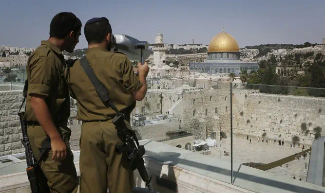 Soldiers view Kotel on Jerusalem Old City tour