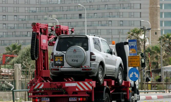 Man buys tow truck to steal vehicles - Inside Israel - Israel National News