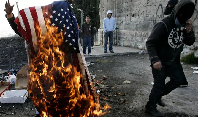 Palestinians burn American flag in Jerusalem (file)