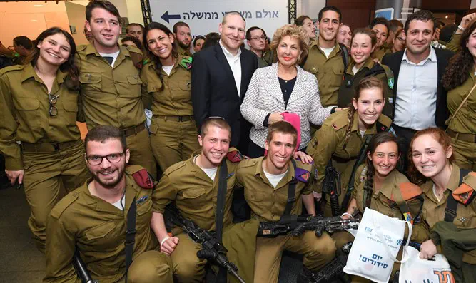 Over 1,500 lone IDF soldiers gather for personal errands day - Israel ...