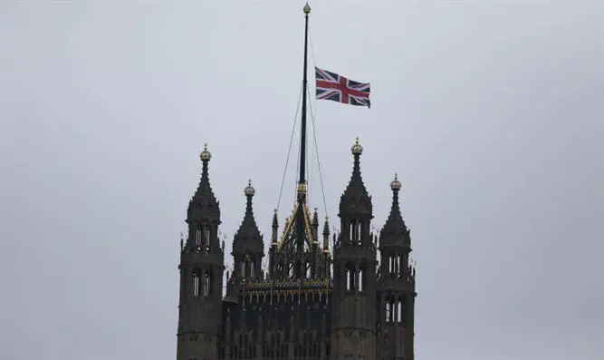 הדגל בחצי התורן מעל הפרלמנט