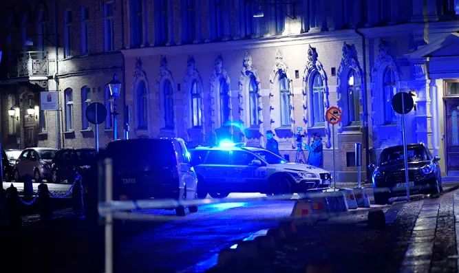 Police outside synagogue in Gothenburg, Sweden