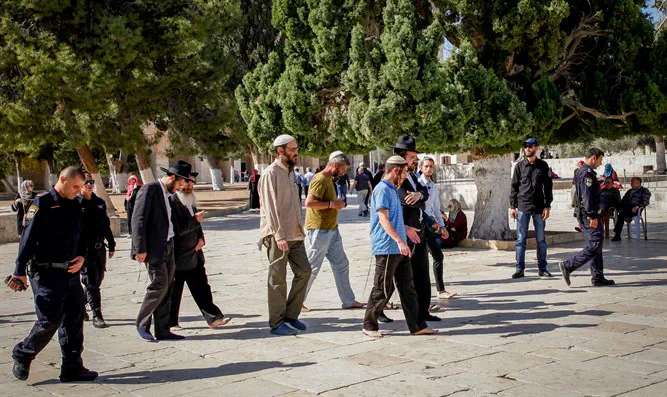 "Lest they pray"; police escort Jews on Temple Mount
