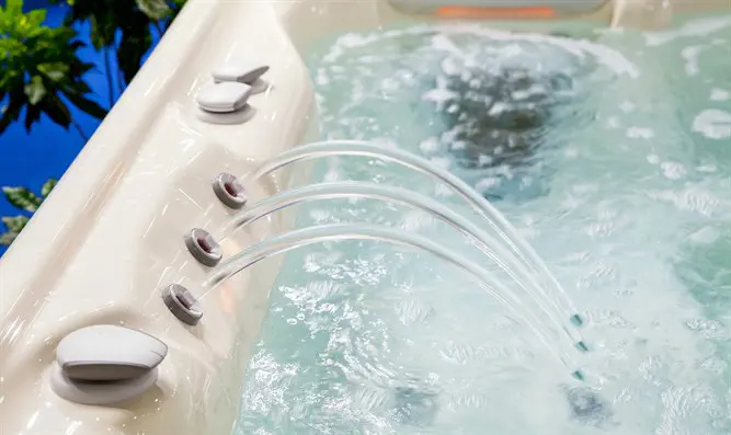 Infant drowns in jacuzzi - Israel National News