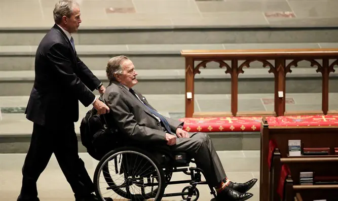  (r)George W. Bush (l) and George H.W. Bush at Barbara Bush's funeral
