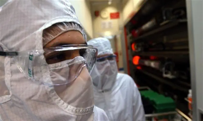 Intel scientists in 'clean room'