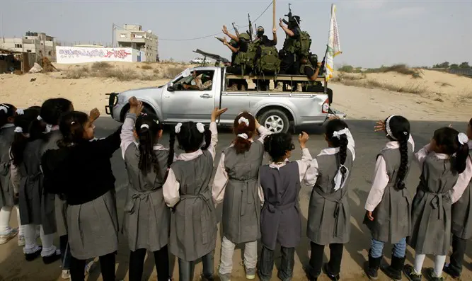 Schoolgirls in Gaza wave to passing Hamas terrorists (file)