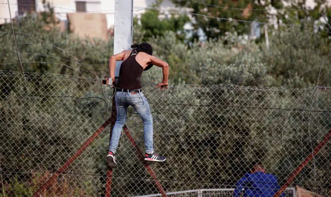 Arabs jump over fence outside of Bethlehem en route to Jerusalem (archive)