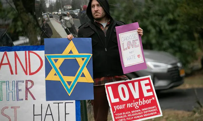 היהודים נתפסים כמיעוט, אבל פריבילגי. מחאה בעקבות הפיגוע במונסי