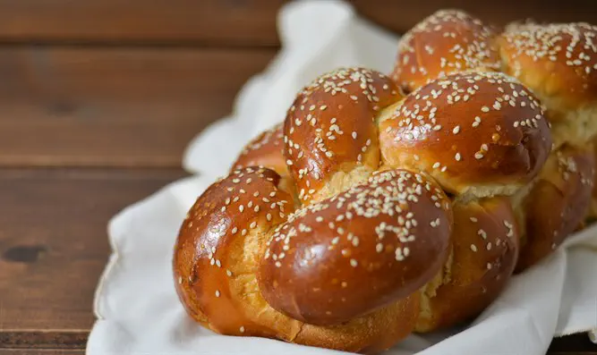 Watch: How to prepare the &amp;#39;Common Challah&amp;#39;? - Israel National News